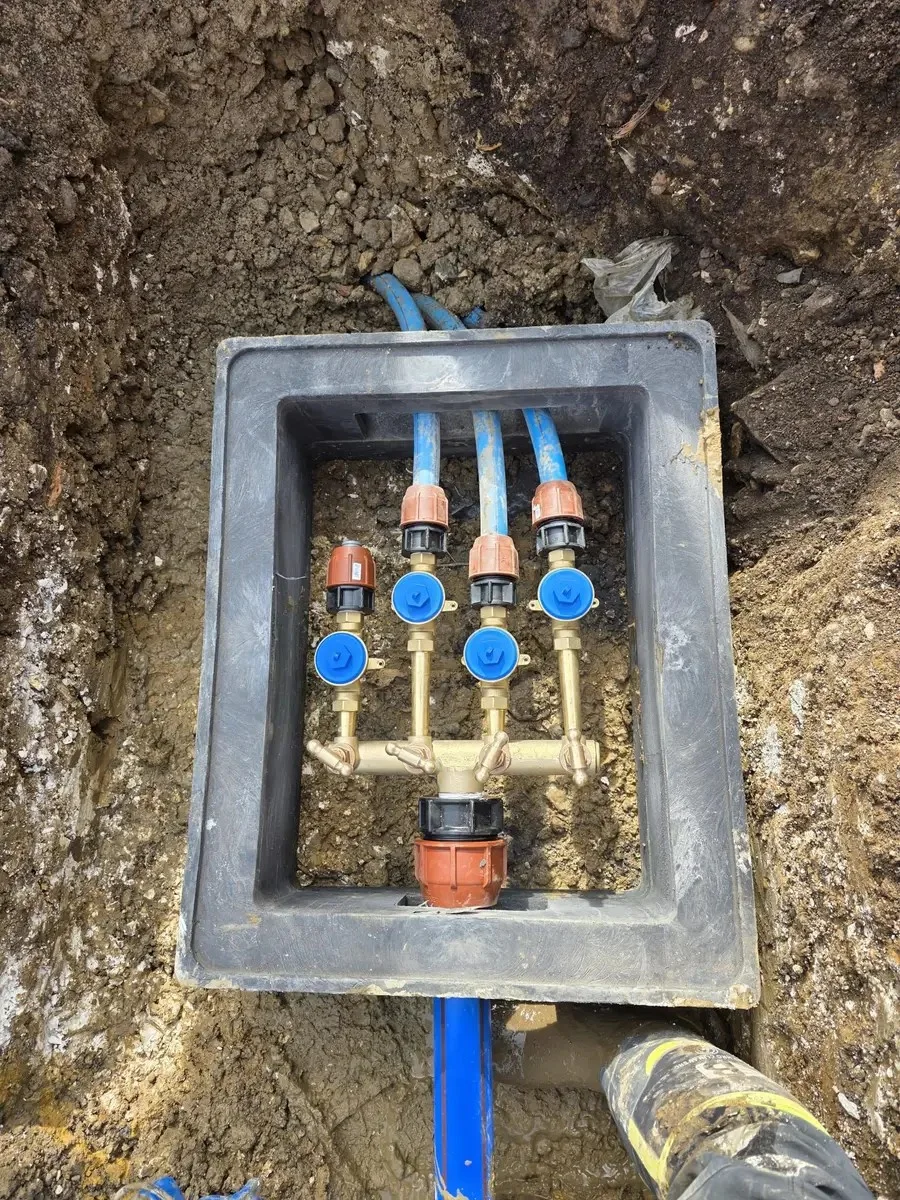 A manifold with individually valved connections inside a chamber.